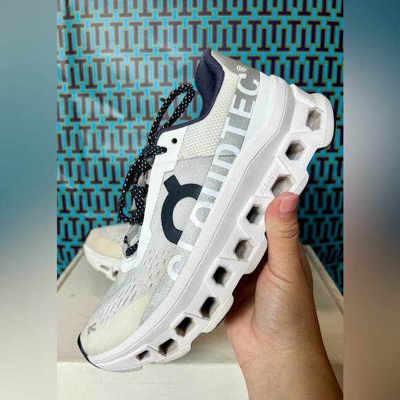 On Cloud - Cloudmonster 
running shoes women size 6 - Picture 1 of 7